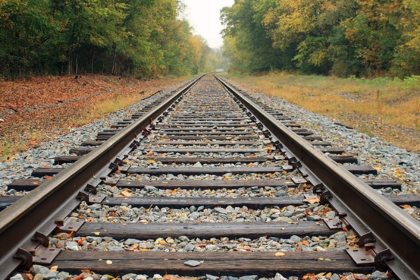 Parallel-lines-train-track-600