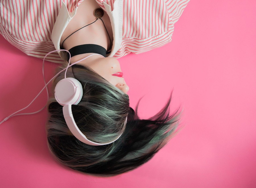 Girl_headphones_music