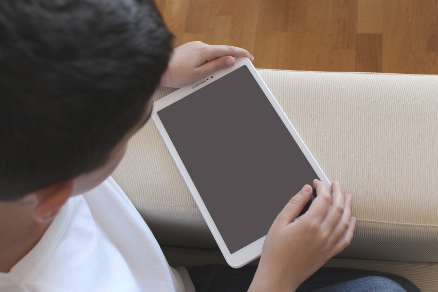 Child_with_tablet_PC