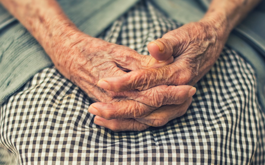 danie-franco-unsplash-old-hands-dementia