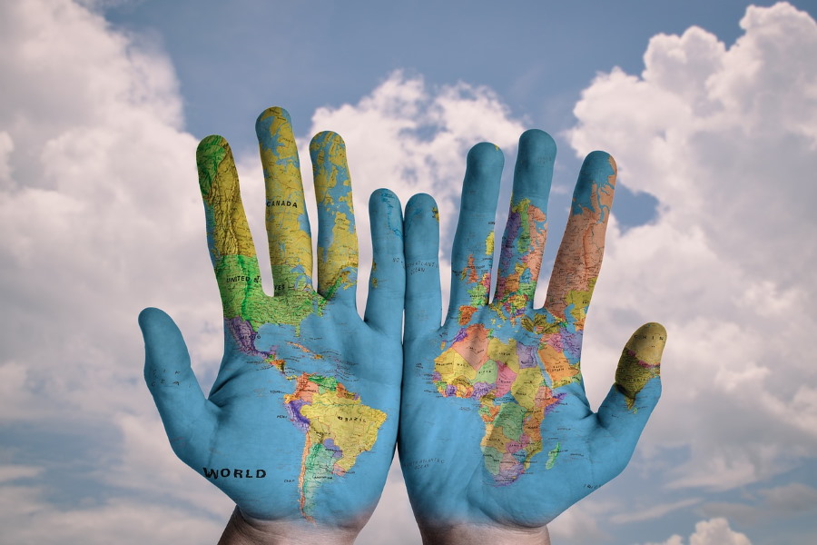 Hands_globe_world_access